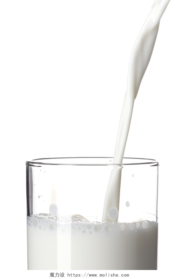 白色背景往玻璃杯中到牛奶